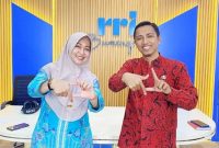 Kepala Bidang Perencanaan Pengembangan Pengendalian dan Evaluasi Bapenda Sumenep, Suhermanto (kanan) berpose bersama presenter Ngulik, Ani Purnama, Jumat (10/10/2025) di Acara Ngulik RRI
