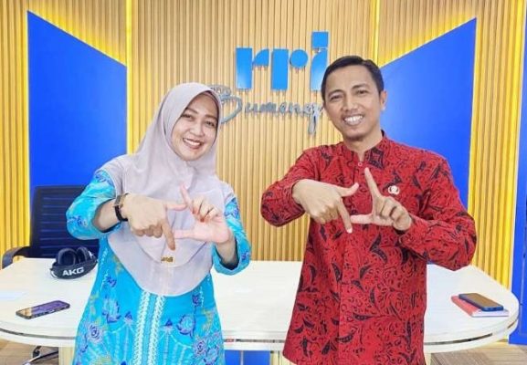 Kepala Bidang Perencanaan Pengembangan Pengendalian dan Evaluasi Bapenda Sumenep, Suhermanto (kanan) berpose bersama presenter Ngulik, Ani Purnama, Jumat (10/10/2025) di Acara Ngulik RRI