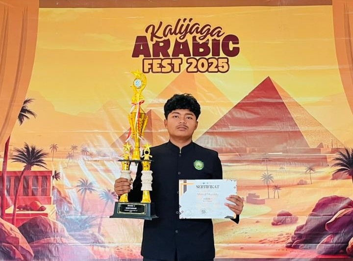 Ahmad Muzakki, santri Pondok Pesantren Puncak Darussalam, menorehkan prestasi luar biasa dengan meraih Juara 1 Lomba Khitobah dalam ajang Kalijaga Arabic Fest (KAF) 2025 se-ASEAN yang digelar di UIN Sunan Kalijaga Yogyakarta.