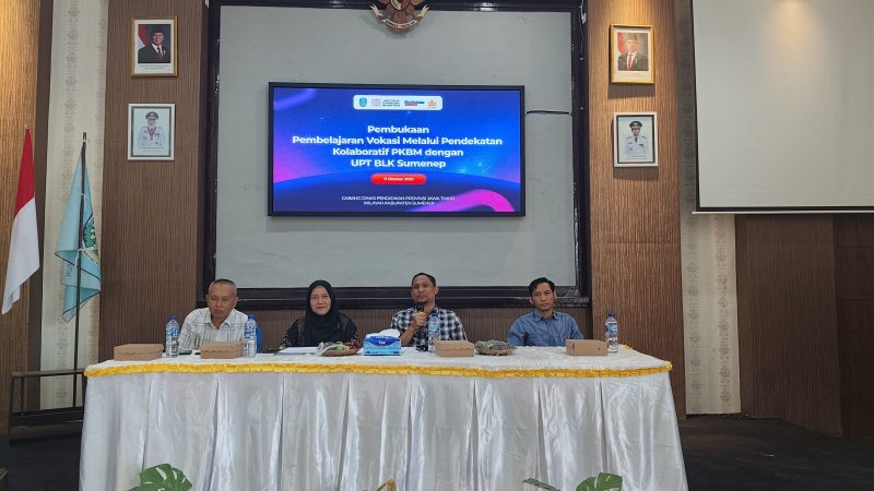 Kadisdik Sumenep Agus Dwi Saputra Didampingi Kabid Pembinaan PLS dan PAUD Lisa Bertha Sutedja Saat Membuka Pelatihan Keterampilan bagi 240 Warga Belajar PKBM, Dorong Kemandirian Ekonomi Masyarakat