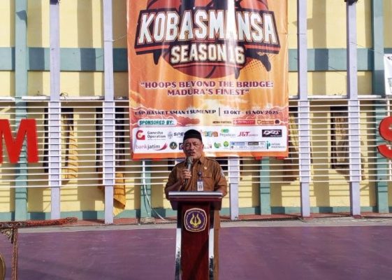Kepala SMAN 1 Sumenep Drs. Rafiudin Mpd Saat Memberikan Sambutan di Pembukaan Kobasmansa Sesi 16 di Halaman Basket SMAN 1, Senin (13/10/2025) Sore
