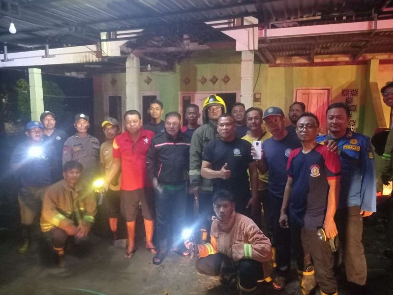 Tim Unit Reaksi Cepat Damkar Sumenep Usai Memadamkan Kobaran Api