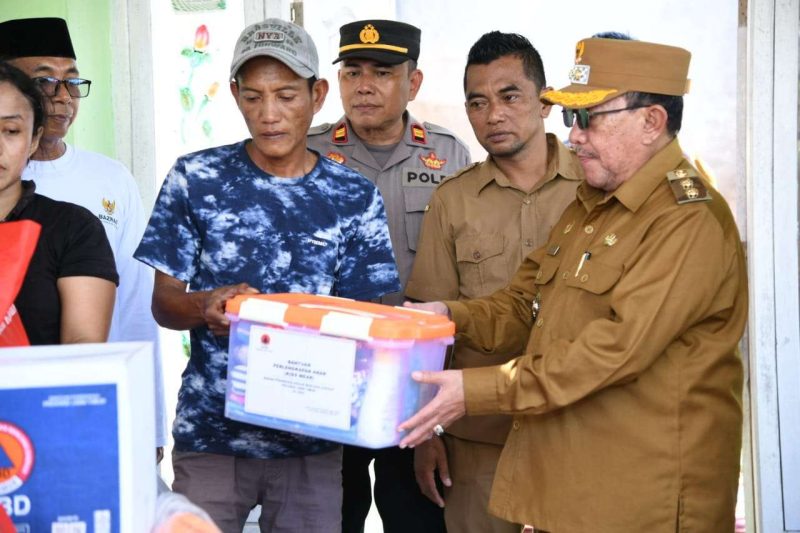 Wakil Bupati Sumenep KH. Imam Hasyim Saat Memberikan Bantuan kepada Rumah Warga Desa Juluk Mengalami Kebakaran, Selasa (14/10/2025)