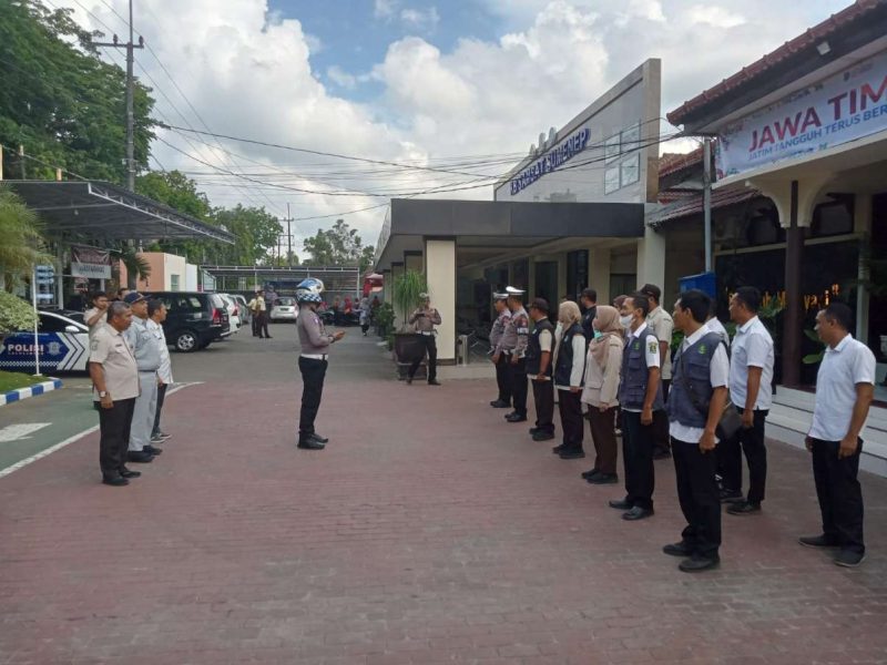 Apel Operasi Gabungan Kepatuhan Pajak oleh UPT PPD, Bapenda Sumenep dan Unit Tujarwali Satlantas Polres di Halaman Kantor Samsat Bersama, Rabu (15/10/2025