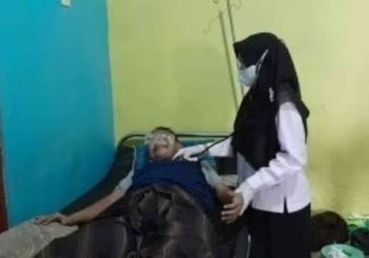 Koordinator Tim Medis, dr. Elina.Saat Memeriksa Kondisi Warga Binaan Rutan Kelas IIB Sumenep 