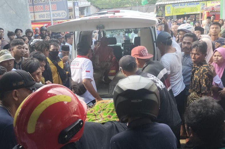 Suasana Proses Evakuasi Kebakaran di Pasar Jengara Desa Paberasan Kecamatan Kota Sumenep