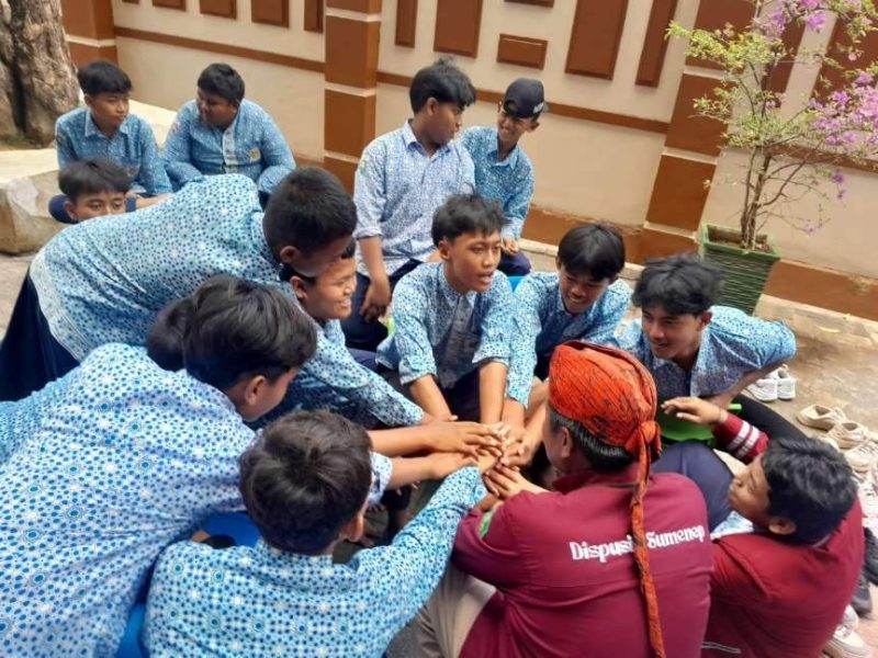 Perpustakaan Keliling Dispusip Sumenep Serbu Sekolah! Syaiful Bahri: Literasi Adalah Pintu Masa Depan