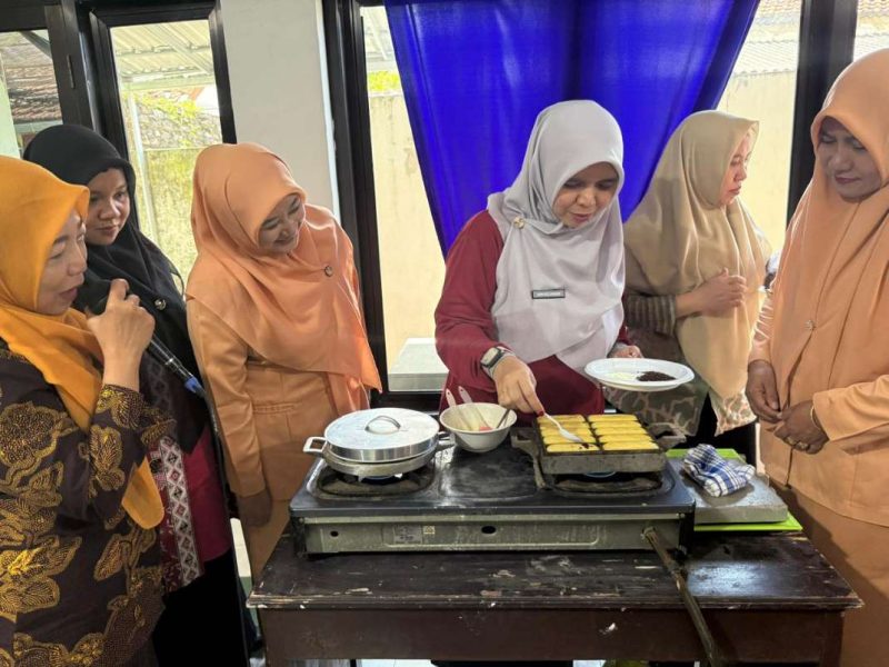 DWP BKPSDM Sumenep Asah Kreativitas Anggota Lewat Kreasi Pukis Lumer