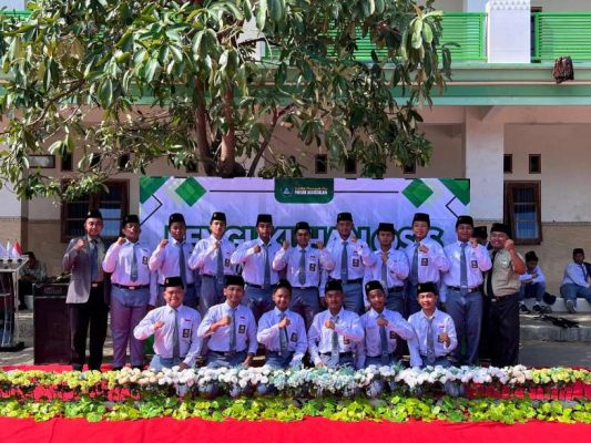 Regenerasi Kepemimpinan: OSIS SMA Puncak Darussalam Potoan Daya Kukuhkan Pengurus Baru dengan Semangat Kolaborasi