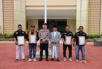 Foto Bersama Kapolres Sumenep AKBP Rivanda SIK Bersama 5 Warga Yang Diapresiasi Sebagai Penjaga Keamanan