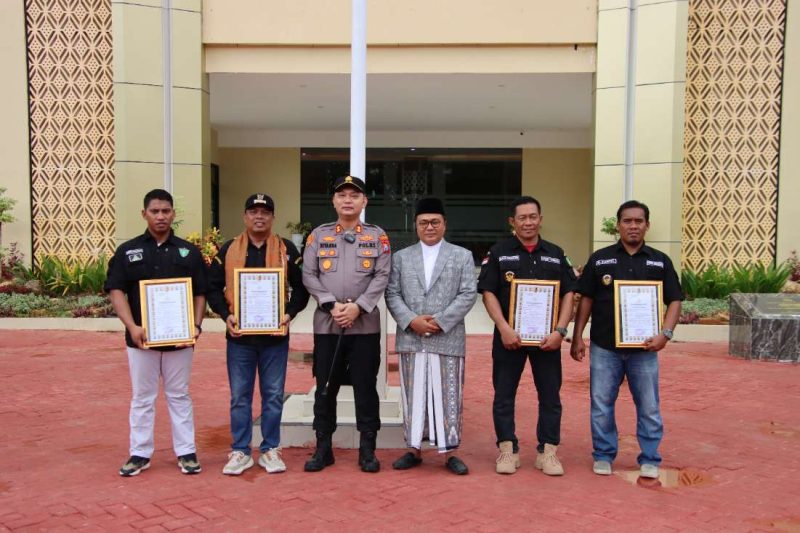 Foto Bersama Kapolres Sumenep AKBP Rivanda SIK Bersama 5 Warga Yang Diapresiasi Sebagai Penjaga Keamanan