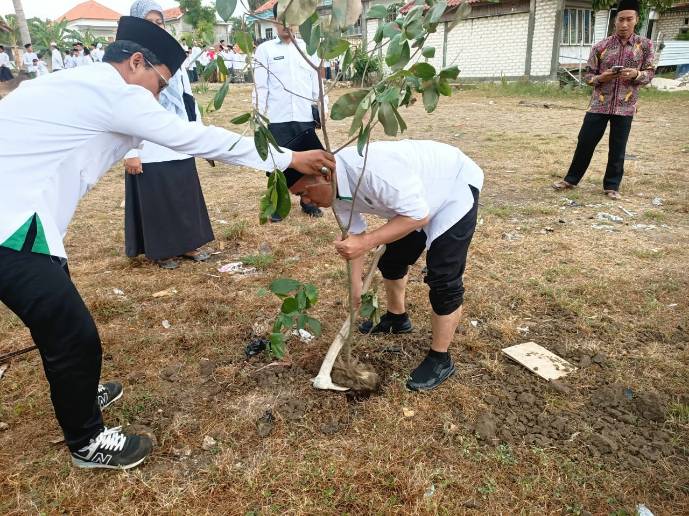 Hari Santri 2025, Kemenag Sumenep Gaungkan Gerakan “Santri Jaga Bumi” di PP Al Ibrohimy