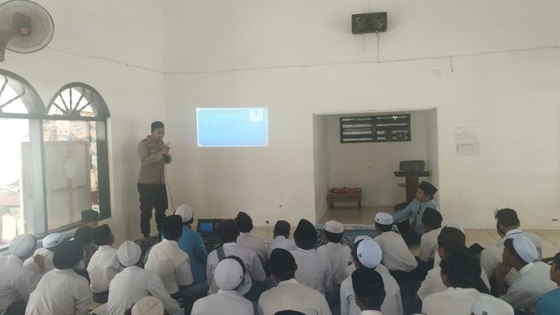 Cegah Generasi Muda Terjerumus Narkoba, Polsek Krejengan Gencarkan Sosialisasi Program “PATRIA” di Pesantren