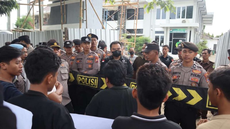 Pengamanan Humanis Polres Sumenep Warnai Aksi Damai Mahasiswa di Depan Kejari, Selasa (21/10/2025)