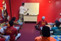 Suasana warga binaan mendapat bimbingan dari tenaga pengajar Dinas Pendidikan sesuai kurikulum nasional.