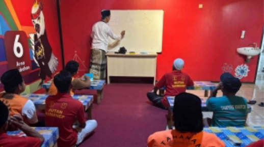 Suasana warga binaan mendapat bimbingan dari tenaga pengajar Dinas Pendidikan sesuai kurikulum nasional.