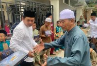 Ketua DPC PWRI Sumenep, Rusydiyono dan Pimpinan TPQ El-Fath, Ustadz H.M. Fadli Mansur, M.M., saat Membagikan Puluhan Paket Sarung kepada 35 Santri TPQ El-Fath