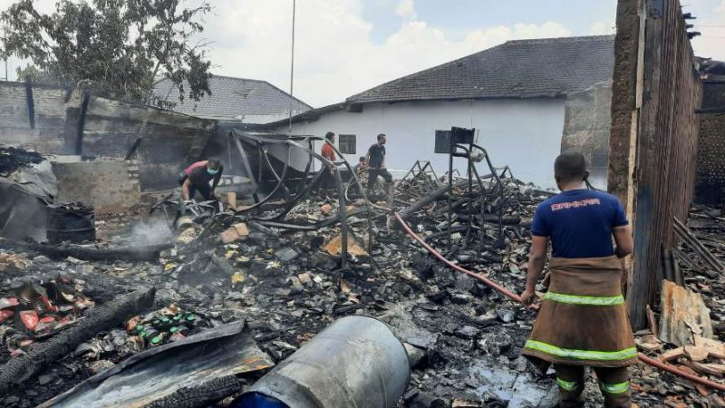 Kebakaran Hebat Luluhlantakkan Pertokoan Ganding, Kerugian Tembus Rp1.5 Miliar!