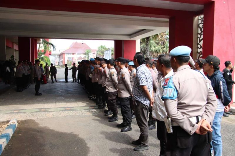 Kepolisian Resor (Polres) Sumenep melakukan pengamanan ketat terhadap aksi unjuk rasa yang digelar Aliansi Badan Eksekutif Mahasiswa (BEM) Sumenep di depan Kantor Pemerintah Kabupaten (Pemkab) Sumenep, Kamis (23/10).