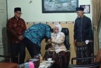 Silaturahmi Penuh Haru, Bos CT Corp Sungkem di Hadapan KH. Anwar Mansyur