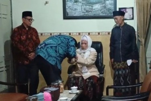 Silaturahmi Penuh Haru, Bos CT Corp Sungkem di Hadapan KH. Anwar Mansyur
