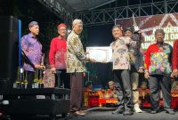 Plt Sekdakab Sumenep Drs. Syahwan Efendi Saat Memberikan Piagam Penghargaan Kepada Kepala Bapenda Sumenep Faruk Hanafi S.Sos, M.Si Di Acara Ajang Inovasi Daerah 2025