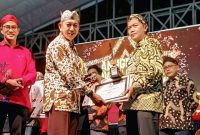 Kepala DPMPTSP Sumenep, Dr. R. Abdul Rahman Riadi, SE., MM., yang hadir langsung menerima penghargaan Di Ajang Inovasi Daerah 2025 dari Plt Sekdakab Drs Syahwan Efendi