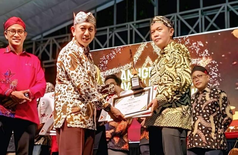 Kepala DPMPTSP Sumenep, Dr. R. Abdul Rahman Riadi, SE., MM., yang hadir langsung menerima penghargaan Di Ajang Inovasi Daerah 2025 dari Plt Sekdakab Drs Syahwan Efendi