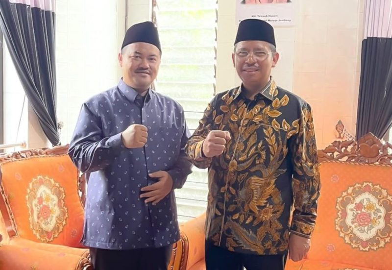 KH. Moh. Ainul yakin saat menerima SK dari Direktur Jenderal Pendidikan Islam