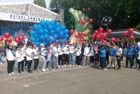 Asisten III Sekdakab Ferdiansyah Tetrajaya Didampingi Perwakilan BI Surabaya, Kepala Bapenda Faruk Hanafi, Kabid P3EPD Suhermanto dan beberapa Pimpinan OPD Saat Melepas Balon Ke Udara Sebagai Simbol Peluncuran E-SPPT, Minggu (26/10/2025)