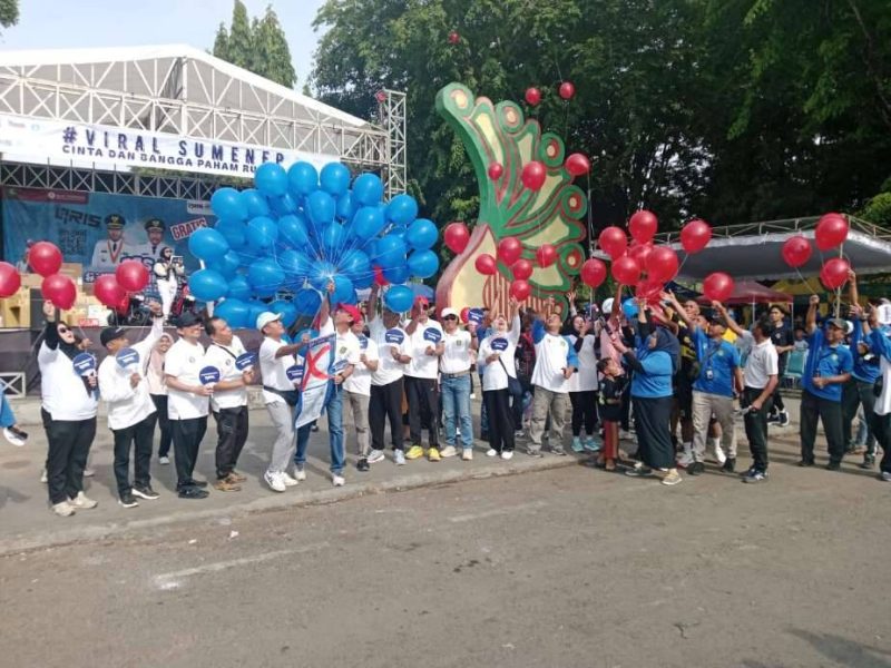 Asisten III Sekdakab Ferdiansyah Tetrajaya Didampingi Perwakilan BI Surabaya, Kepala Bapenda Faruk Hanafi, Kabid P3EPD Suhermanto dan beberapa Pimpinan OPD Saat Melepas Balon Ke Udara Sebagai Simbol Peluncuran E-SPPT, Minggu (26/10/2025)