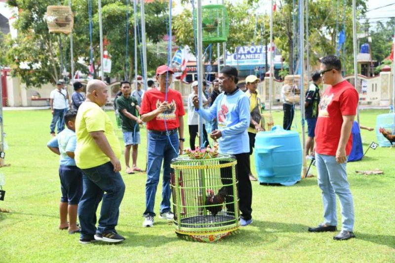 Asisten III Sekretariat Daerah Kabupaten Sumenep, Ferdiansyah Tetrajaya Mewakili Bupati Fauzi di Acara Lomba Ayam Bekisar Piala Bupati 2025 di Halaman Kantor Pemkab Sumenep, Ahad (26/10/2025) 