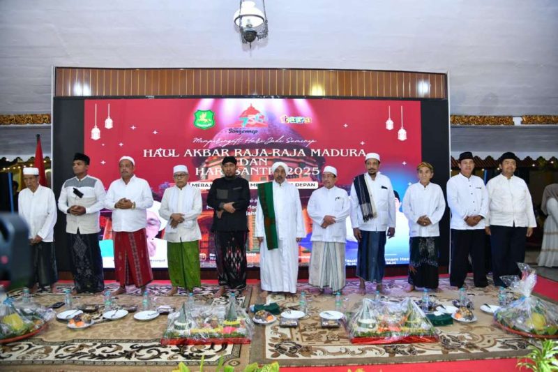 Bupati Sumenep Achmad Fauzi Wongsojudo, Habib Muhammad Assegaf dan Forkopimda di acara Haul Raja2 Madura di Pendopo Agung Keraton Sumenep, Senin (27/10/2025) 