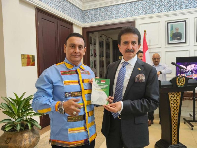 Foto Bersama Ketua Umum Komisi Perlindungan Hukum dan Pembelaan Hak-Hak Rakyat (KONTRA’SM) sekaligus Sekretaris Jenderal Tim Pembela Ulama dan Aktivis (TPUA)  