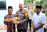 Kapolres Sumenep AKBP Rivanda SIK Bersama Penerima Bantuan Hosen Warga Desa Gunung Kembar Kecamatan Manding
