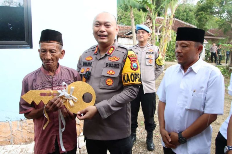 Kapolres Sumenep AKBP Rivanda SIK Bersama Penerima Bantuan Hosen Warga Desa Gunung Kembar Kecamatan Manding