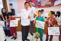 Ahmad Rasul Hariz, S.Sos., M.M.Pd., selaku analis kegiatan Saat Mewakili Kadisdik Sumenep Agus Dwi Saputra Memberikan Penghargaan Kepada Para Pemenang Juara ISCO MIPA Sumenep 2025