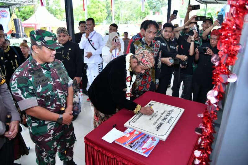 Bupati Sumenep Dr. H. Achmad Fauzi Wongsojudo SH MH Saat Melakukan Penandatanganan Prasasti Tanda Diresmikannya AMDK Purnama LDR di Kecamatan Saronggi, Kamis (30/10/2025) 