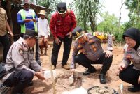 Sentuhan Kemanusiaan Kapolres Sumenep: Letakkan Batu Pertama Bedah Rumah untuk Warga Kurang Mampu