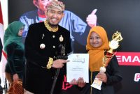 Bupati Sumenep Achmad Fauzi Wongsojudo Saat Menyerahkan Penghargaan Kepada Para Pemenang Lomba Acara Acareta 2025 di Pendopo Agung Keraton Sumenep, Kamis (30/10/2025) 