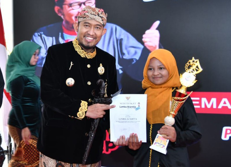 Bupati Sumenep Achmad Fauzi Wongsojudo Saat Menyerahkan Penghargaan Kepada Para Pemenang Lomba Acara Acareta 2025 di Pendopo Agung Keraton Sumenep, Kamis (30/10/2025) 