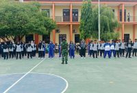 Babinsa Koramil 0827/01 Kota Sumenep Latih Kedisiplinan dan PBB di SMK Negeri 1 Sumenep