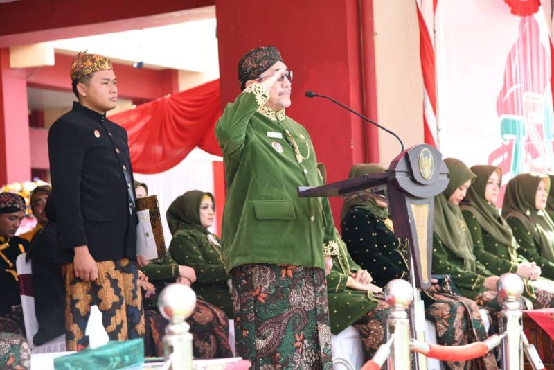 Wabup Sumenep KH Imam Hasyim Saat Menjadi Inspektur Upacara di Peringatan Hari Jadi Kabupaten Sumenep, Hari Sumpah Pemuda dan Hari Provinsi Jawa Timur di Halaman Kantor Pemkab Sumenep, Jumat (31/10/2025) 