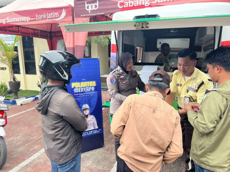 Polres Sumenep Hadirkan Pelayanan Publik Berkelas di Samsat, Polisi Sapa Warga dengan Senyum dan Edukasi
