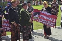 Wabup Sumenep KH. Imam Hasyim Didampingi Plt. Sekdakab dan Kepala Bapenda Faruk Hanafi Saat Menyerahkan Penghargaan Kepada Pemenang Wajib Pajak Usai Apel Upacara Peringatan Hari Jadi Kabupaten Sumenep, Jum'at (31/10/2025) 