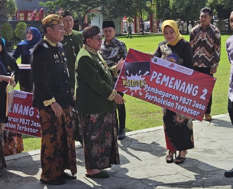 Wabup Sumenep KH. Imam Hasyim Didampingi Plt. Sekdakab dan Kepala Bapenda Faruk Hanafi Saat Menyerahkan Penghargaan Kepada Pemenang Wajib Pajak Usai Apel Upacara Peringatan Hari Jadi Kabupaten Sumenep, Jum'at (31/10/2025) 