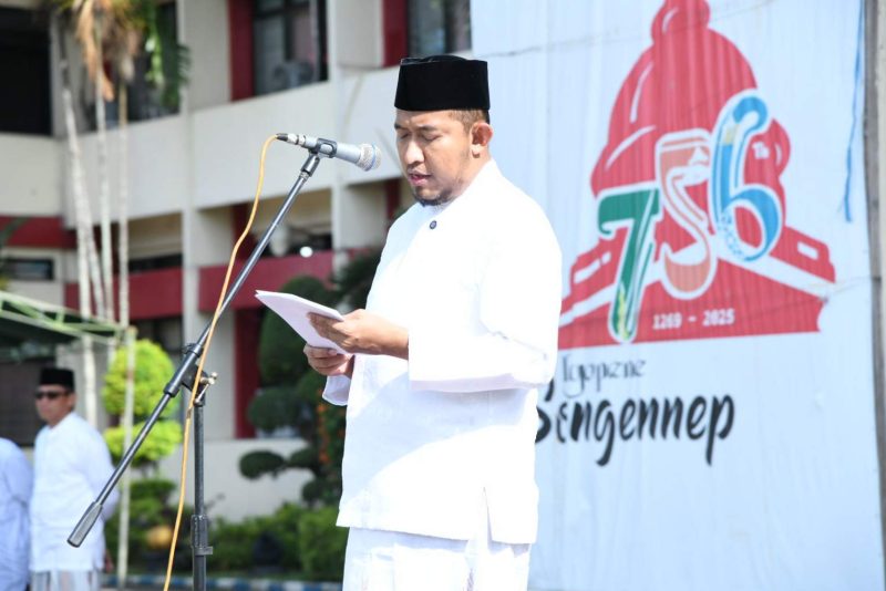 Bupati Sumenep Dr. H. Achmad Fauzi Wongsojudo SH, MH, Saat Membacakan Amanat di Peringatan Hari Santri Nasional 2025 Bertempat Di Halaman Depan Kantor Pemkab Sumenep, Rabu (22/10/2025) 