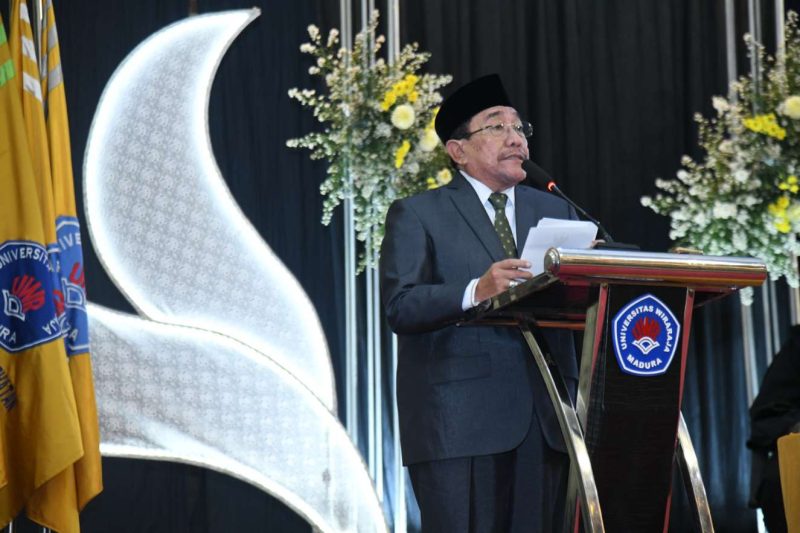 Wabup Sumenep KH. Imam Hasyim diacara 984 wisudawan program Sarjana, Profesi, dan Magister