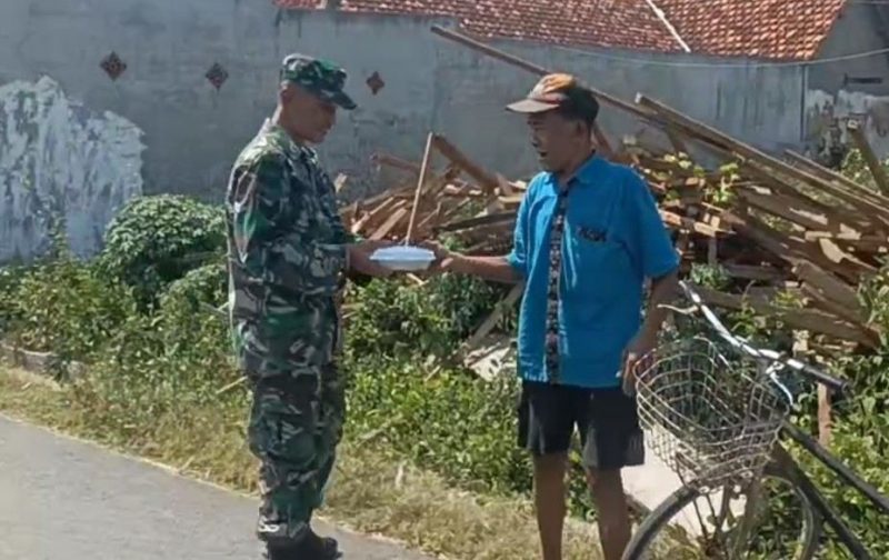 Tebar Kebaikan, Babinsa Koramil Kota Sumenep Bagikan 115 Nasi Kotak Lewat Program Jumat Berkah