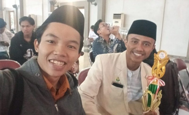 Muallim Abdul Kholiq, salah satu mahasiswa Universitas Annuqayah Guluk-Guluk Berhasil dinobatkan sebagai Juara 1 Lomba Qiroatul Akhbar dalam ajang bergengsi Festival Padang Pasir 2025